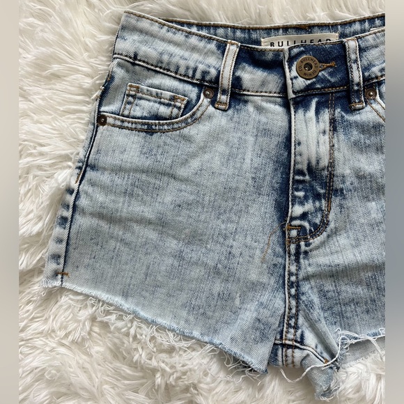 Bullhead Denim Co. Frayed High-Waisted Light Wash Jean Shorts Size 00 - Picture 3 of 15